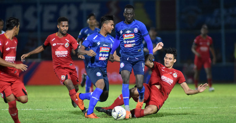 Pertahanan Semen Padang Hanya Lulus 75 Menit Hadang Serangan Arema FC