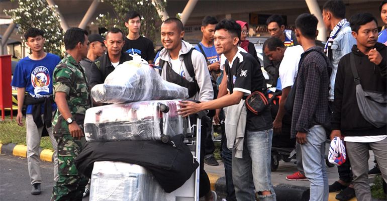 Aremania Lampung Menunggu Sejak Siang, Rombongan Arema FC Tiba Petang
