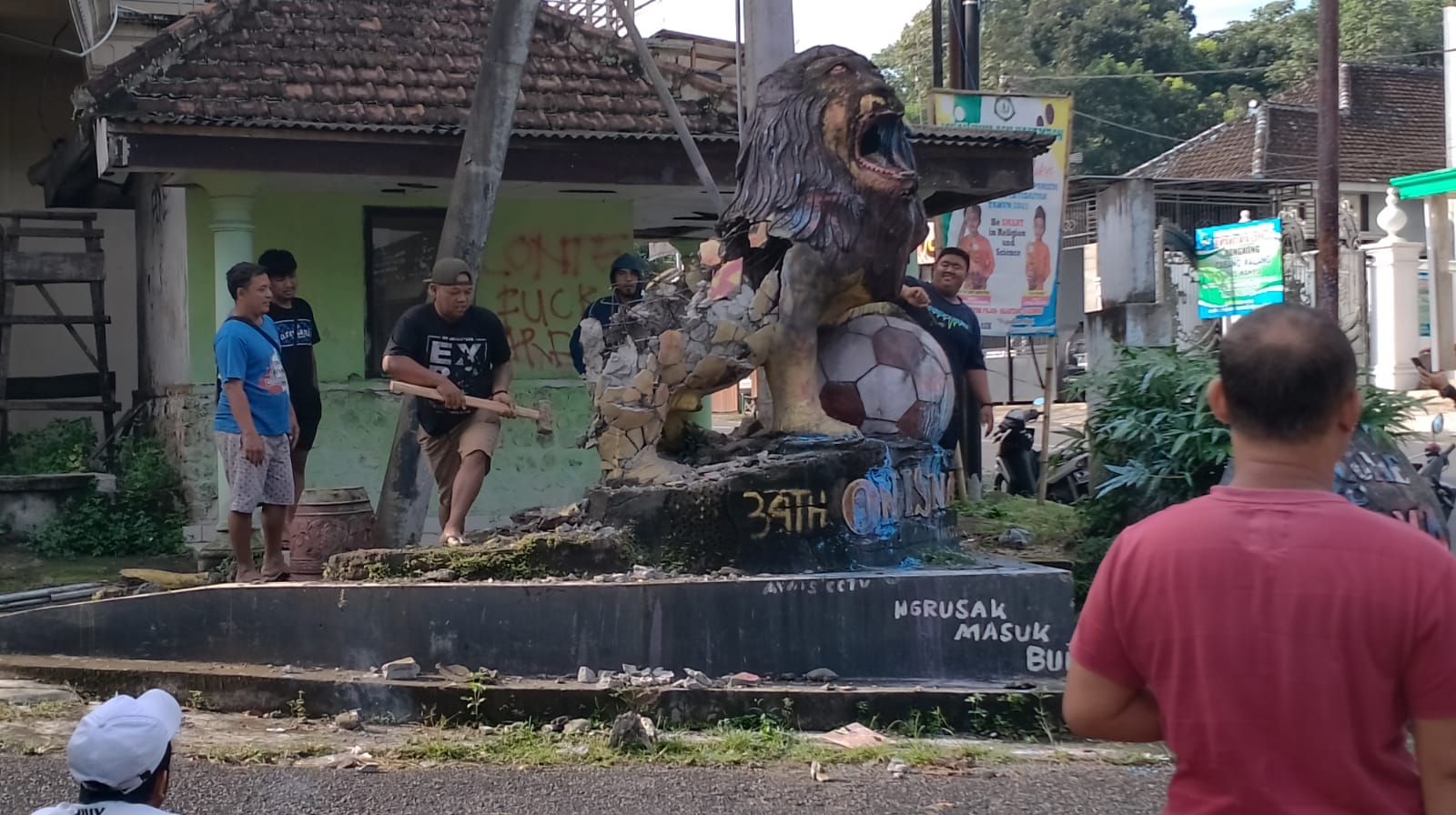 Bantu Renovasi Patung Singa di Kasembon, Presiden Arema FC Berharap 1000 Patung Singa Berdiri di Malang Raya