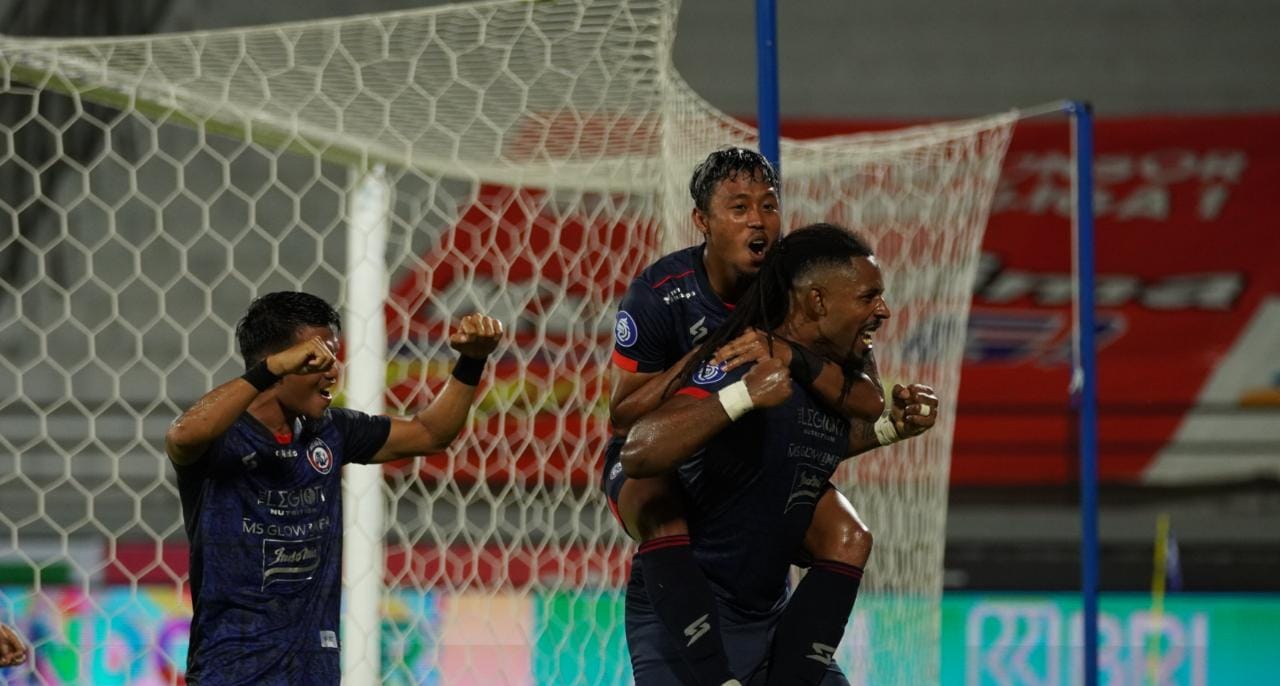 Kalahkan Persipura, Arema FC Rebut Kembali Puncak Klasemen BRI Liga 1 2021