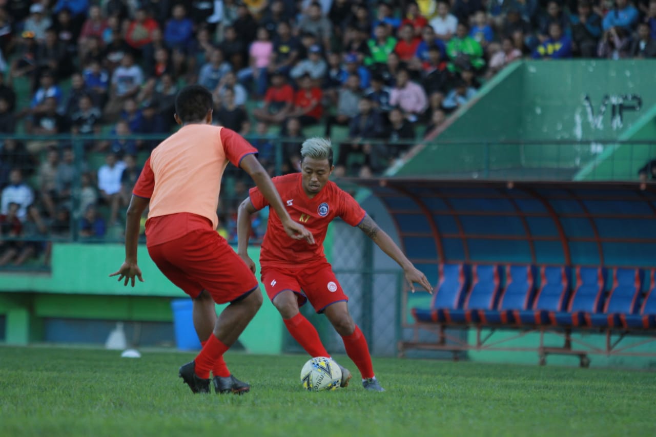 Beri Respon Permintaan Gomez, Aremania Tertib Saksikan Latihan Arema FC di Tribun Gajayana