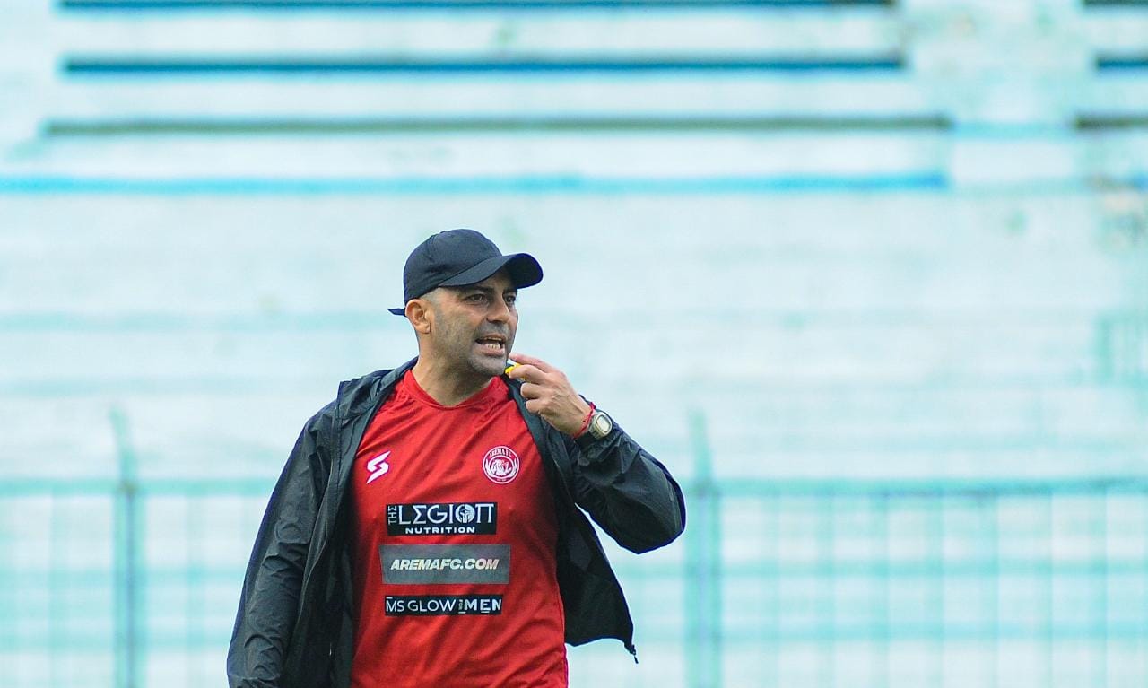 Pimpin Latihan Perdana, Javier Roca Usung Semangat Baru 