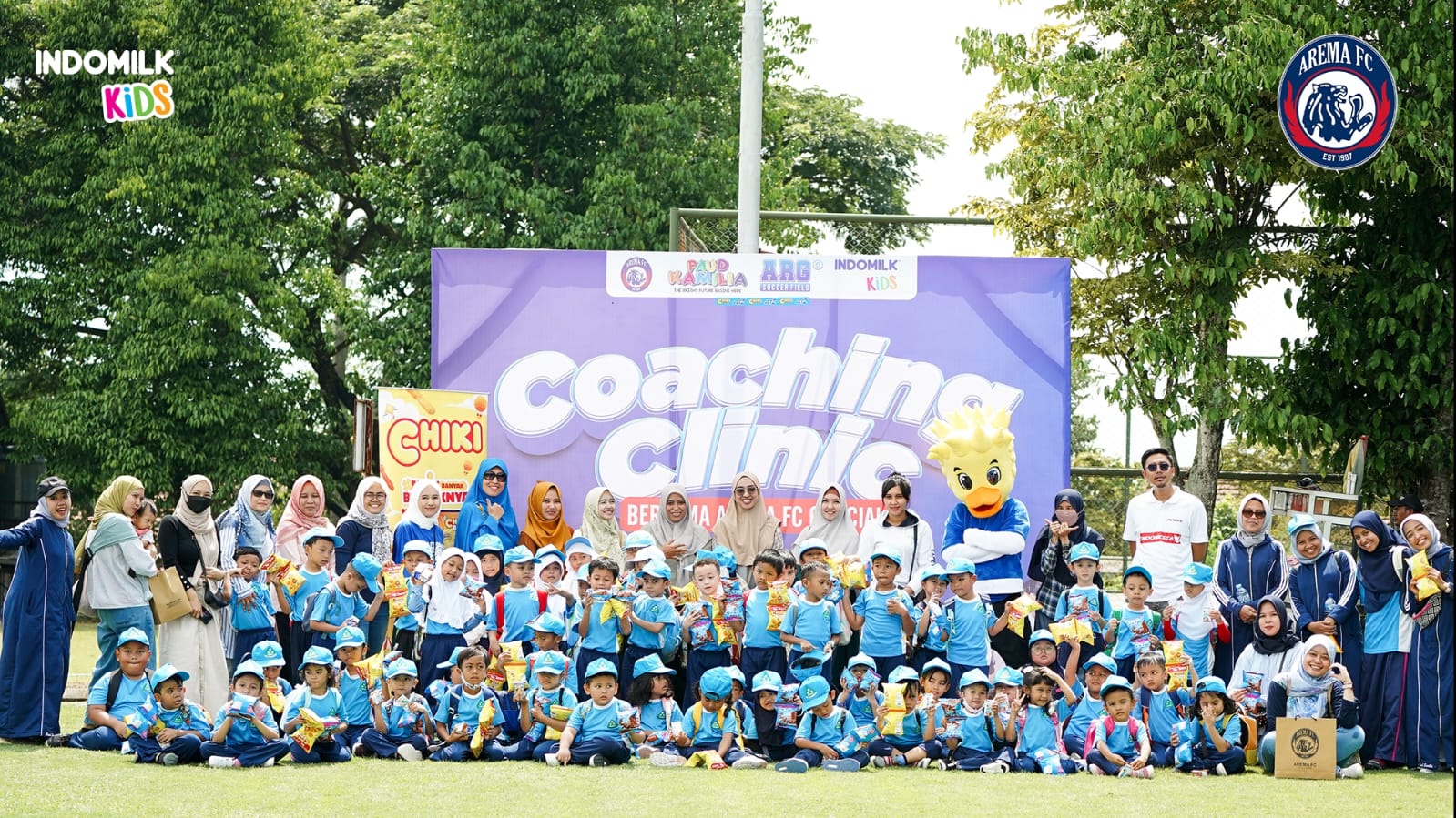Arema FC Tanamkan Kecintaan pada Sepak Bola Lewat Coaching Clinic 