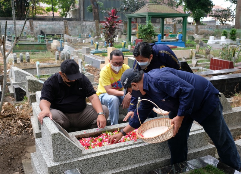 Refleksi 34 Tahun, Manajemen Arema FC Panjatkan Doa  di Makam Sam Ikul
