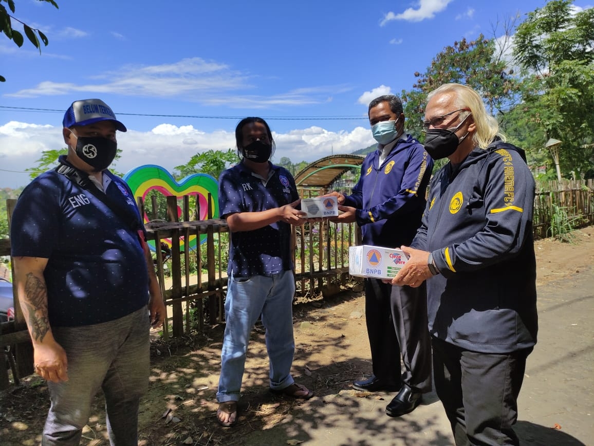 Distribusi Bantuan Berjalan, Aremania Terharu Dapatkan Perhatian dari Presiden Arema FC