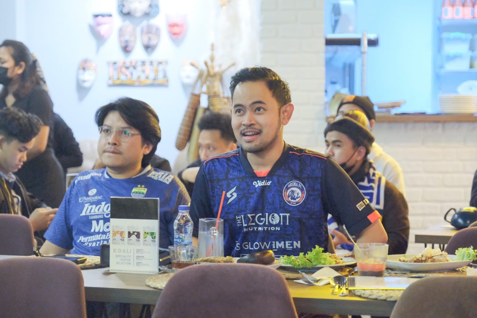 Di Turki, Presiden Arema FC Nobar Berdampingan dengan Suporter Persib 