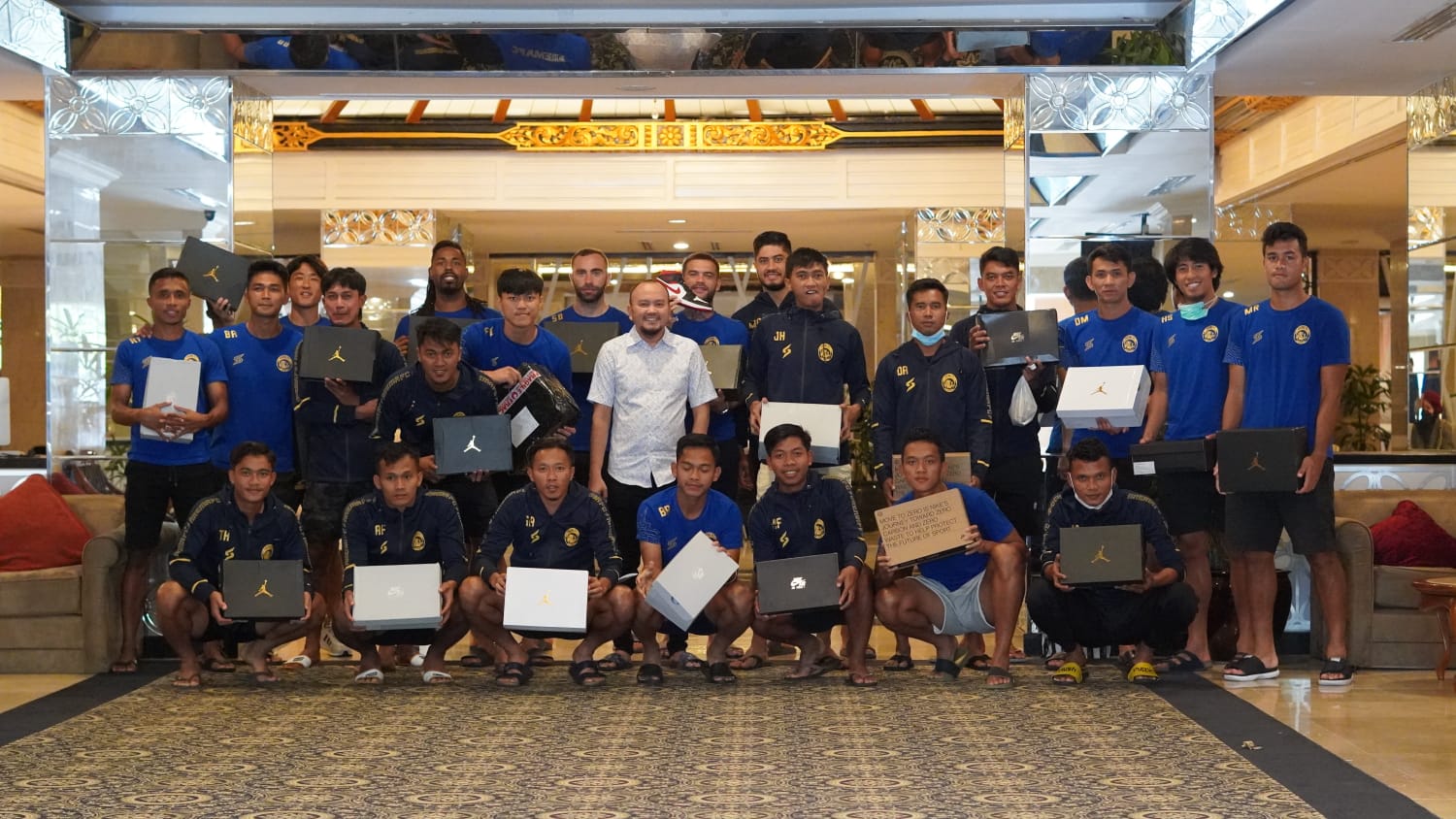 Penuhi Komitmen, Manajer Interim Arema FC Ali Rifki Belikan Tim Singo Edan Sepatu Casual Mewah