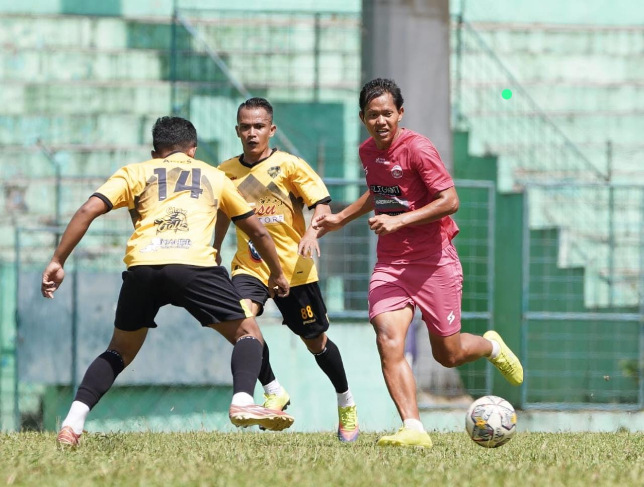 Asah Feeling Ball Jelang Putaran Kedua BRI Liga 1, Arema FC Menangi Sesi Latihan Bersama Lawan Tim Lokal