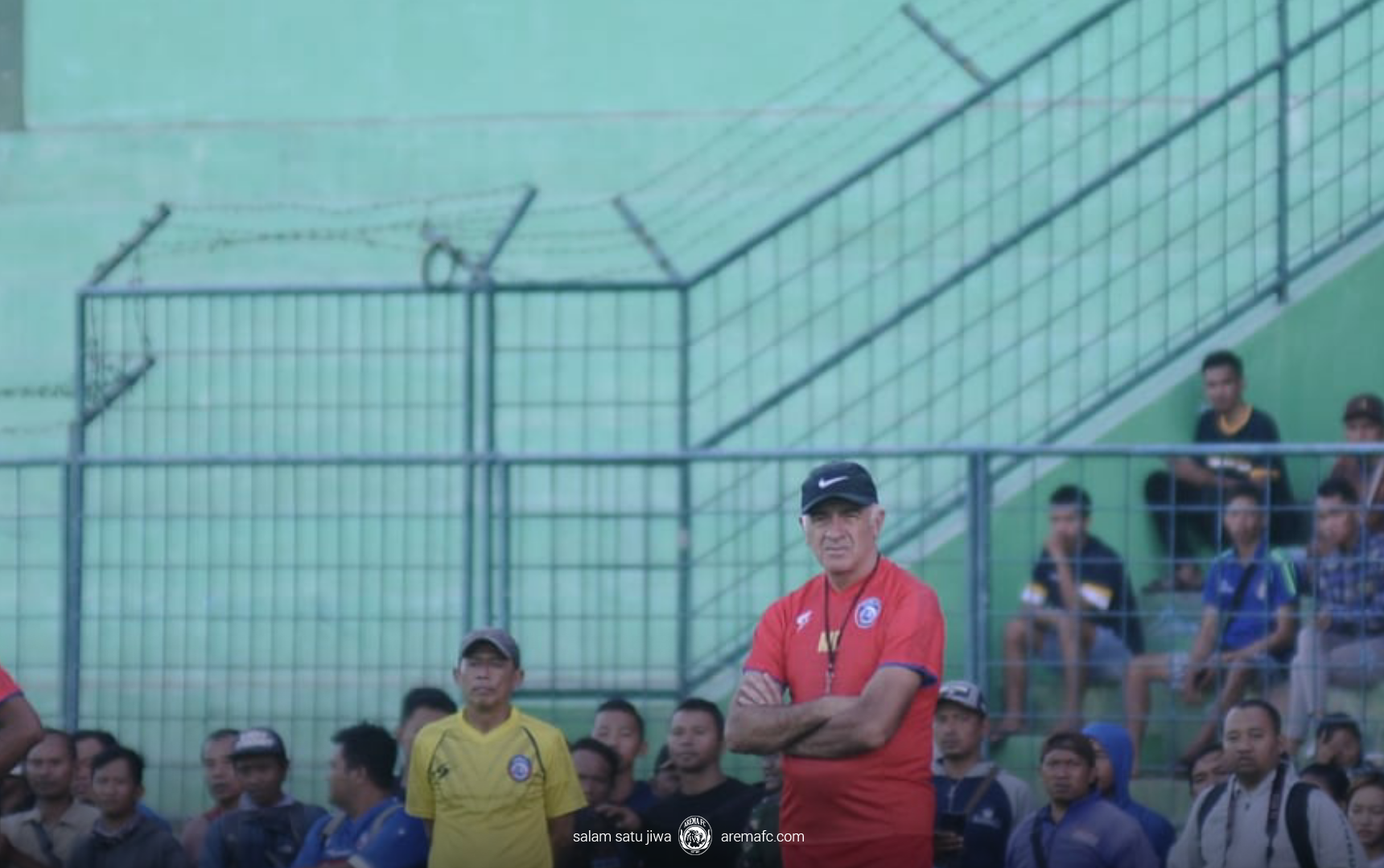 Apresiasi Antusias Aremania Saksikan Latihan, Himbau Tidak Turun ke Area Teknik