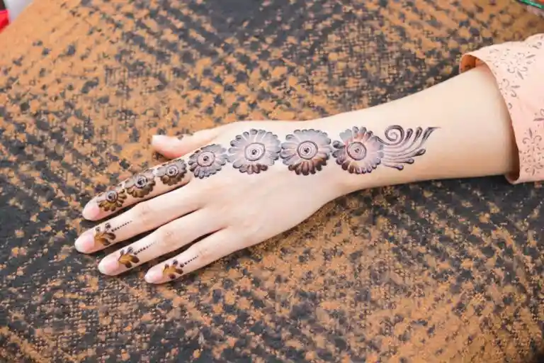 mehndi designs latest