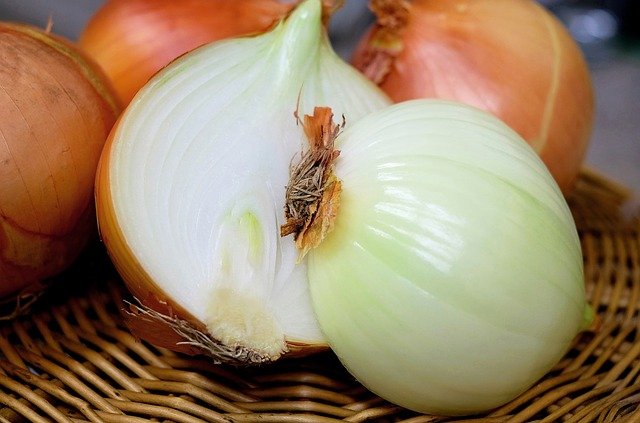onion juice for hair to remove dandruff