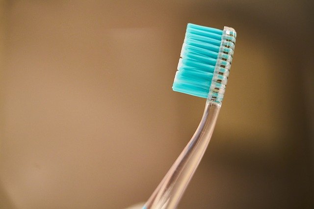 Toothbrush to remove liquid lipstick